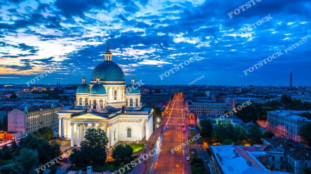 Величественный Троицкий собор в Санкт-Петербурге на фоне светлого неба периода белых ночей. Архитектура православного храма с голубыми куполами и золотыми крестами гармонично сочетается с мягким вечерним освещением северной столицы России. Фотография передаёт романтичную атмосферу белых ночей, культурное наследие Петербурга и красоту исторической архитектуры города. Изображение идеально подходит для публикаций о достопримечательностях Санкт-Петербурга, православной архитектуре, путешествиях по России и атмосферных городских пейзажах.